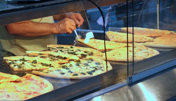 Restaurante de comida rápida con rebanada de pizza —  Fotos de Stock