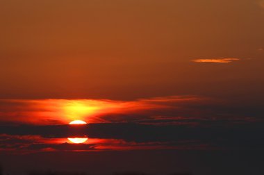 büyük renkli güneş ve reflecti denize sıfır muhteşem sunrise