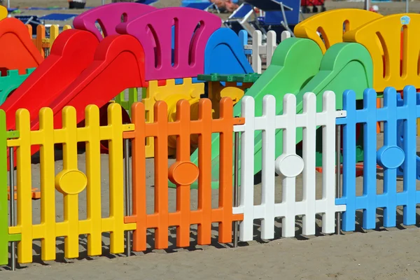 Ogrodzenie, plac zabaw na plaży turystycznej miejscowości — Zdjęcie stockowe