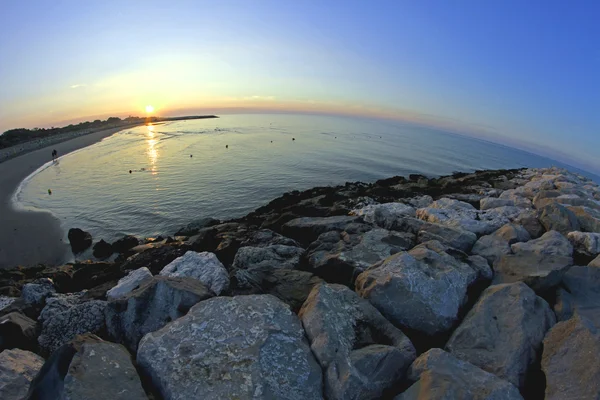 Zonsopgang op de zee met grote kleurrijke zon met fisheye lens — Stockfoto