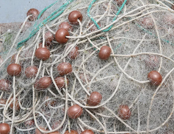 Fischernetze mit großen Korkschwimmern zum Fischen auf hoher See — Stockfoto