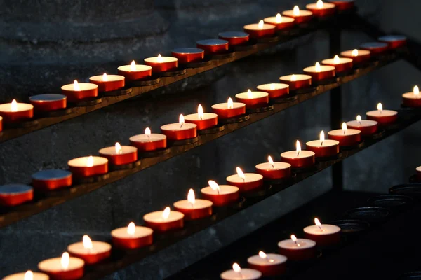 Veel kaarsen verlicht door oude getrouwen wax — Stockfoto