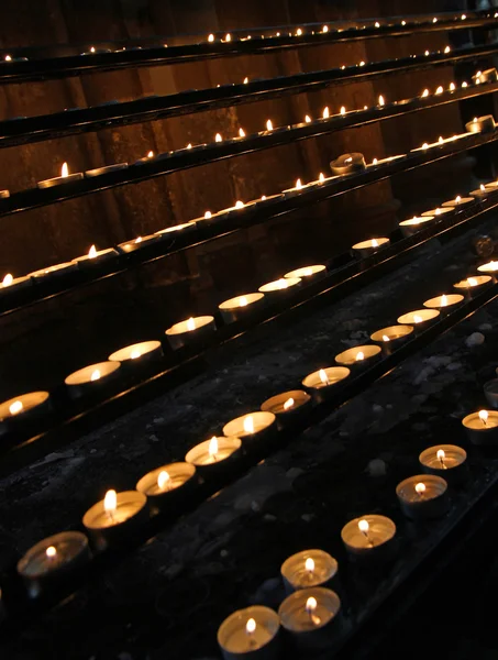 Stearinljus tända i kyrkan under massa — Stockfoto