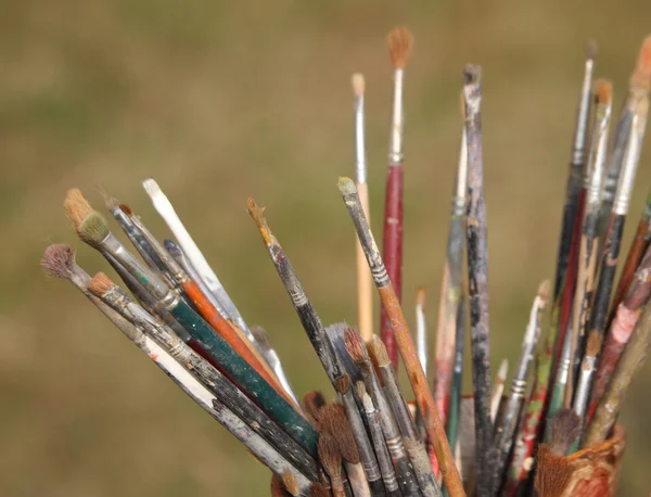 Velho conjunto de pincéis usados por um pintor em oficina de pintura — Fotografia de Stock