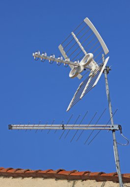 Anten Tv için resepsiyona Tv kanalları ve mavi gökyüzü