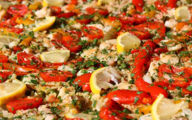 Paella valenciana deniz ürünleri ve sebze ile