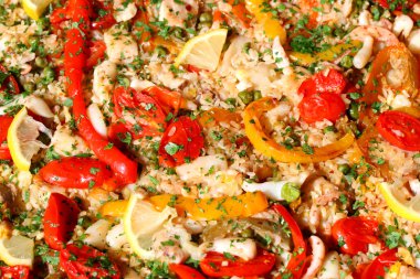 Paella valenciana ve deniz ürünleri ve karışık sebze