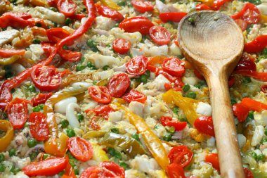 İspanyol restoranda Valencian paella üzerinde kaşık