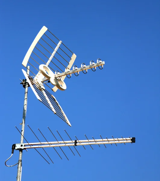 Antena de TV para la recepción de canales de TV — Foto de Stock