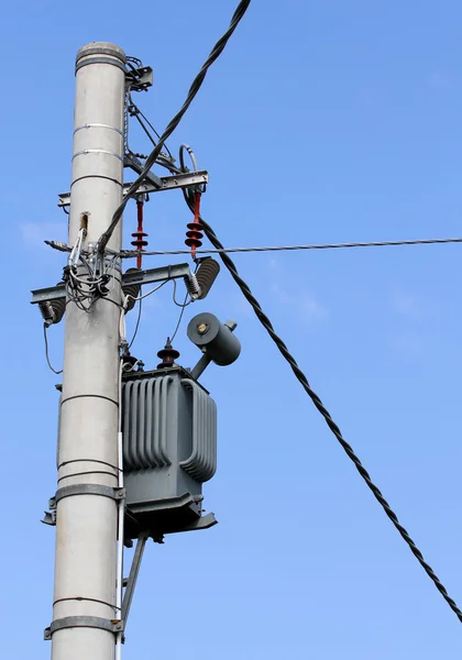 Energii elektrycznej transformator z kabli na pylon — Zdjęcie stockowe