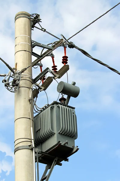 Transformador de eletricidade com cabos em um pilão — Fotografia de Stock