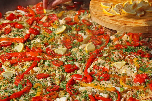 Valencia paella rýže s mořskými plody, červenými rajčaty — Stock fotografie