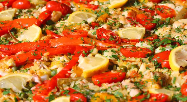 Paella valenciana with seafood and vegetables — Stock Photo, Image