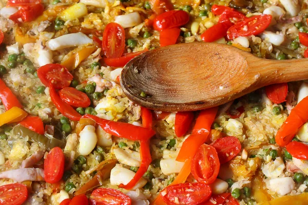Löffel auf valencianische Paella im spanischen Restaurant — Stockfoto
