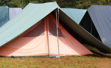 büyük yeşil ve turuncu Lodge kampta çadırda