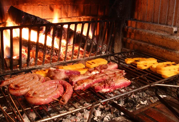 在烤架上煮熟的牛肉和猪肉 — 图库照片