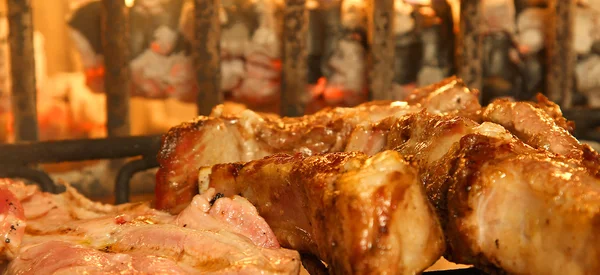 Rood vlees op de barbecue op het fileplace — Stockfoto