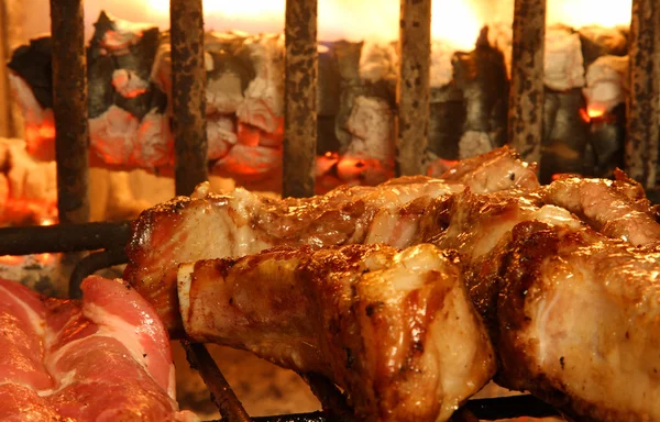 Makro av kokt kött på grillen på fileplace — Stockfoto