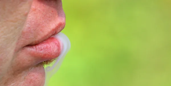 Humo de la boca después de fumar el cigarrillo electrónico —  Fotos de Stock