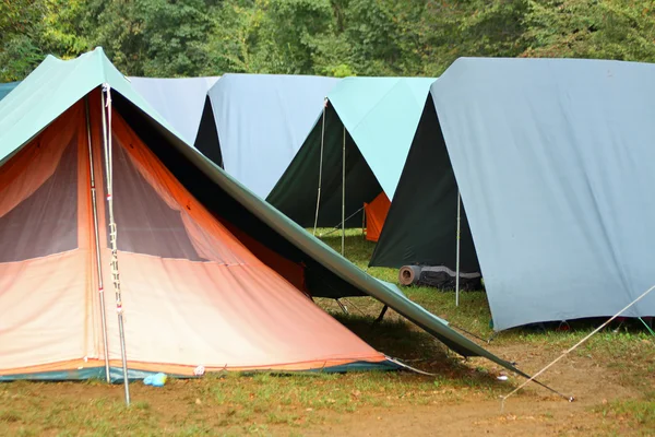 Grandes tendas verdes em acampamentos ocasionais — Fotografia de Stock