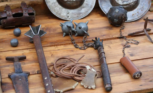 Mazo y otras armas medievales durante la recreación — Foto de Stock