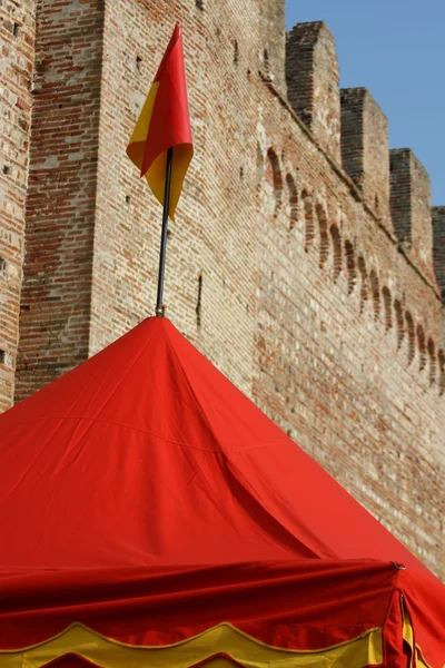 Tienden líneas amarillas y rojas al pie de las antiguas murallas del castillo —  Fotos de Stock