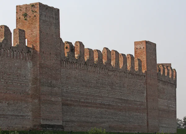 Muralla larga para la protección de la ciudad medieval —  Fotos de Stock