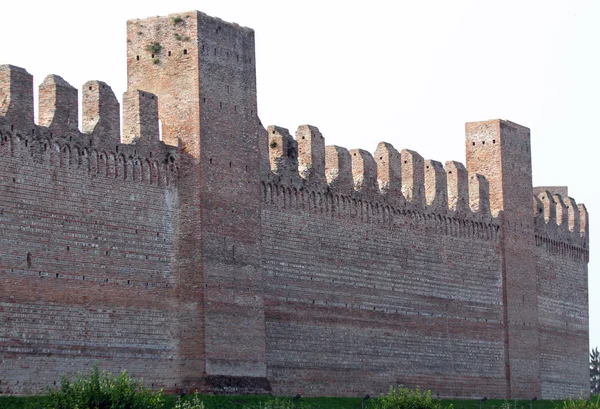 Väggar för skydd av den medeltida staden med tegel — Stockfoto