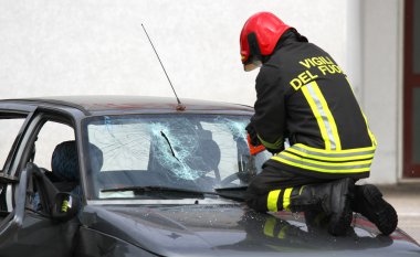 İtalyan itfaiyeciler i serbest bırakmak için arabanın ön camı kırmak