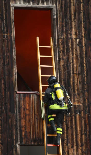 Pompiere in scala durante l'esercitazione antincendio — Foto Stock