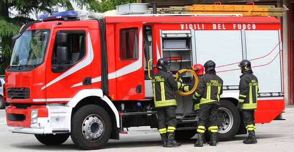 Löschfahrzeug der Feuerwehr im Ernstfall — Stockfoto