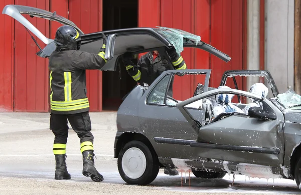 Brandmän öppna huven på bilolyckan — Stockfoto