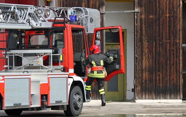 İtfaiye arabası bir itfaiyeci ile acil arama sırasında