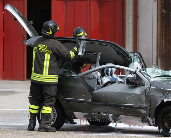 Bombeiros abrem o capô do acidente de carro — Fotografia de Stock