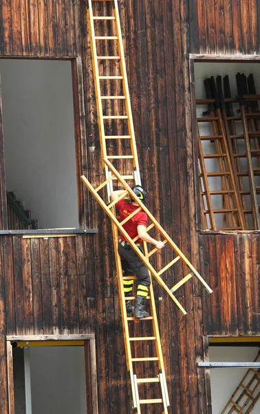 Esercitazione dei servizi antincendio con un vigile del fuoco e la scala — Foto Stock