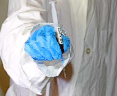 Doktor ebola virüsü kan şırınga