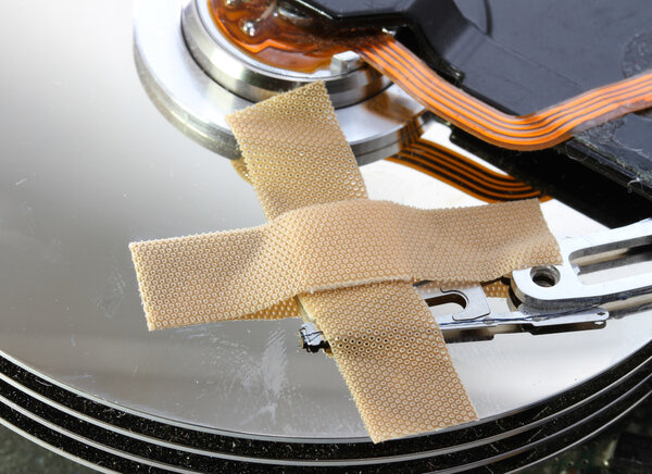 отказ жесткого диска с помощью лейкопластыря над дисками
