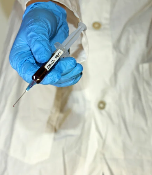 Hand of the doctor with syringe to test ebola virus — Stock Photo, Image