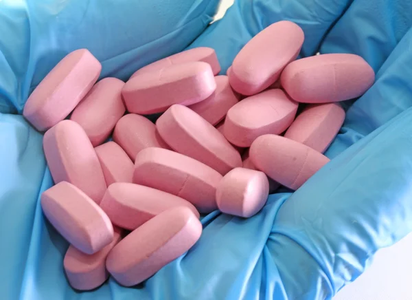 Pink alátét a gyógyszert, a kék kesztyű — Stock Fotó