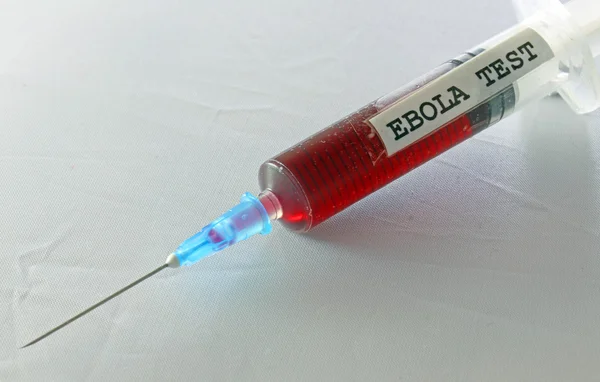 Syringe met bloed geïnfecteerd met het ebola-virus — Stockfoto