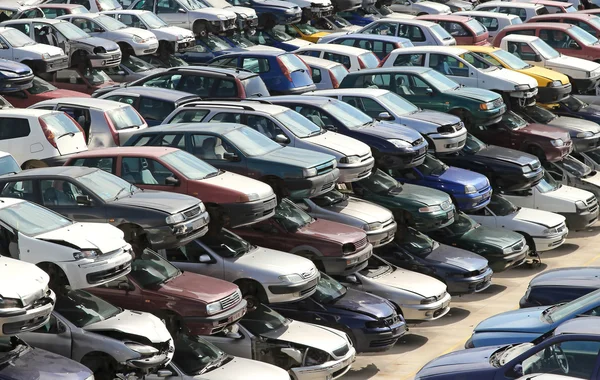 Varios coches destruidos en la demolición del coche —  Fotos de Stock