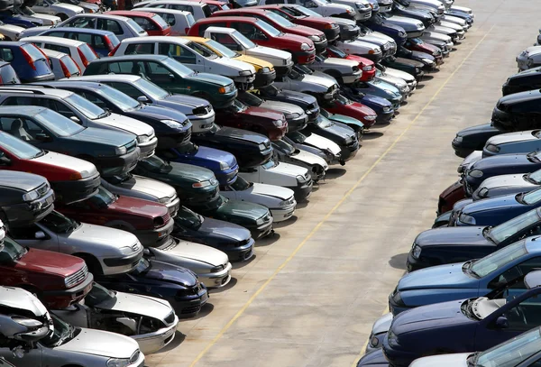 Coches destruidos en el vertedero de demolición de automóviles —  Fotos de Stock