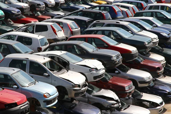 Coches destruidos en el taller de demolición de coches — Foto de Stock