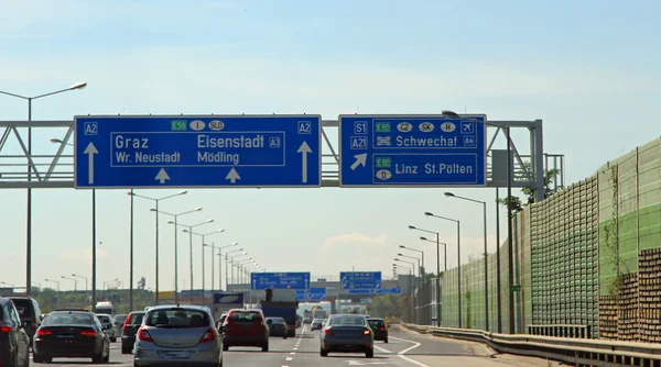 Schild in Österreich mit Wegbeschreibung zur europäischen Stadt — Stockfoto