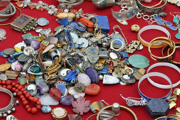 Necklaces and precious jewels vintage at the flea market — Stock Photo, Image