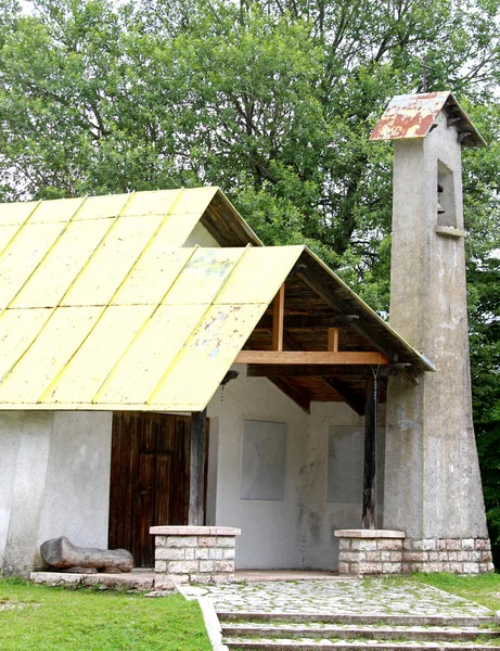 Igreja chamada RESTELE nas montanhas perto da aldeia de Tonez — Fotografia de Stock