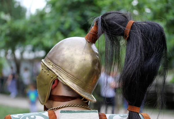 Starověký římský voják s starožitný helma — Stock fotografie