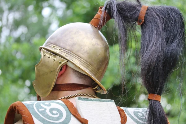 Antigo soldado romano com capacete antigo — Fotografia de Stock