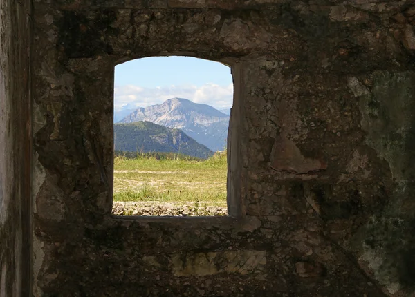 Bergpanorama aus dem Fenster der Sommo-Festung, die von der — Stockfoto