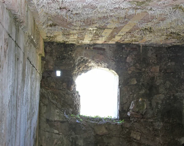 Licht vanuit het raam van het Fort Alamo en enkele stalactieten — Stockfoto